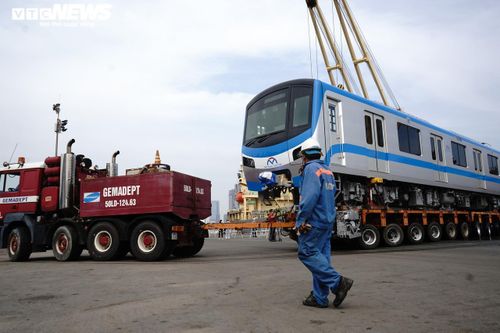 Bốc dỡ 2 toa thuộc đoàn tàu tuyến Metro số 1 cập cảng Khánh Hội