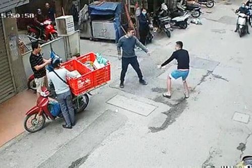Buổi sáng tố cáo lấn chiếm ngõ, buổi chiều bị đâm suýt tử vong