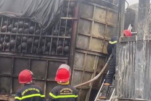 Hai xe tải đấu đầu, bốc cháy dữ dội trên đường tránh Huế