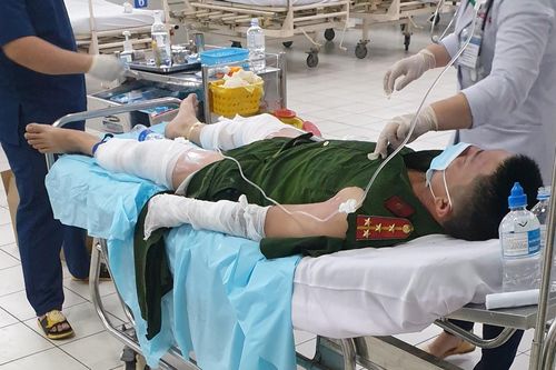 Căn nhà thuộc diện cưỡng chế bốc cháy, 4 cảnh sát bị thương