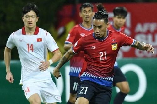 Ngôi sao của đội Lào thừa nhận phải phòng ngự vì Việt Nam quá mạnh