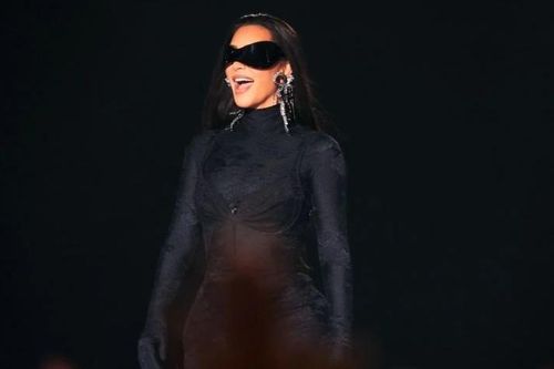 Sắc đen trên thảm đỏ People's Choice Awards 2021