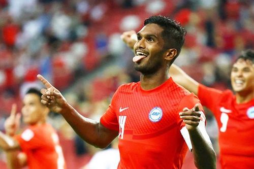 Philippines 1-2 Singapore: Chủ nhà đặt một chân vào bán kết