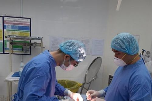 Nhiễm khuẩn, thủng đầu mũi sau nâng mũi 4 năm