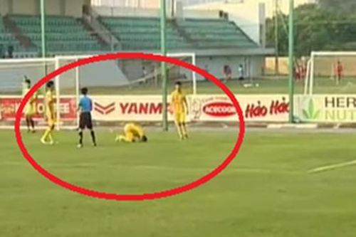 Cầu thủ Hoàng Anh Gia Lai phủ nhận 'quỳ lạy trọng tài' ở trận gặp Hà Nội FC