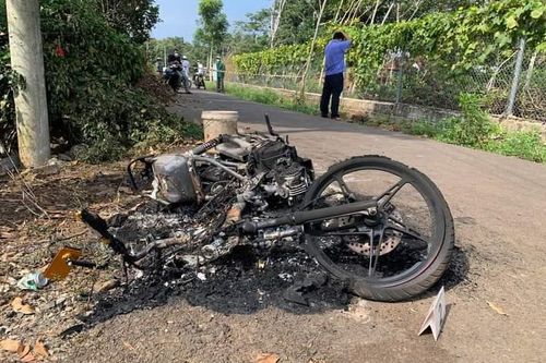 Tìm kiếm cô gái mất tích bí ẩn sau khi bị tấn công, đốt xe máy