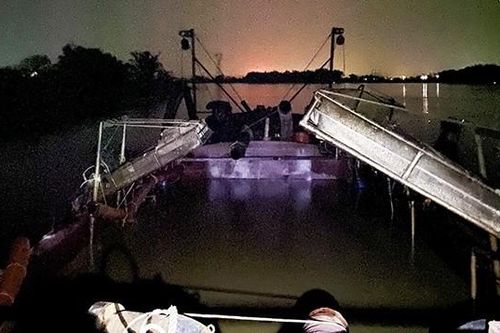 Liên tiếp bắt giữ các thuyền khai thác cát trái phép trên sông tại Hà Tĩnh