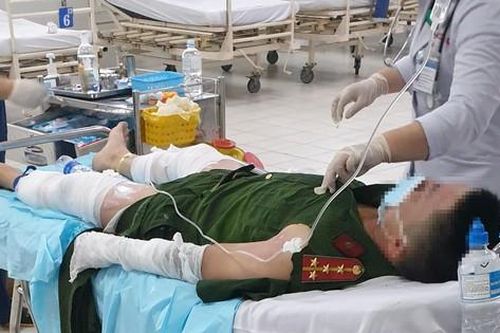 3 cán bộ công an phải nhập viện vì bị ném 'bom xăng'