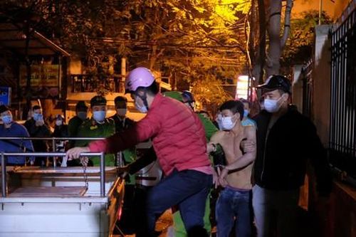 'Người nhện' leo nhà cao tầng, ném gạch làm hỏng hàng loạt ô tô