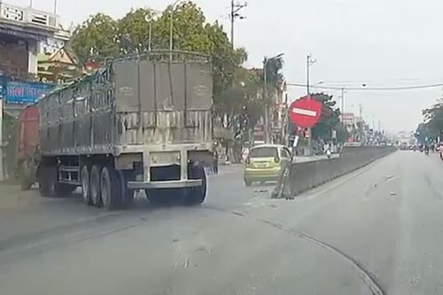 Xe tải lao sang đường ngược chiều cứu ô tô con qua đường ẩu ở Thanh Hóa