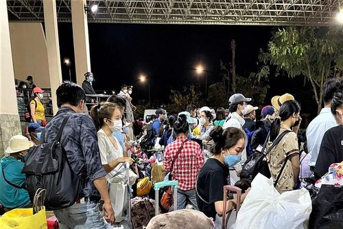 Gian truân về quê mẹ: Lận đô la bay qua Campuchia rồi vật vã xe đò tới Việt Nam