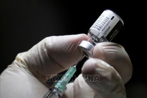 Biến thể Omicron có thể 'né tránh một phần' vaccine của Pfizer