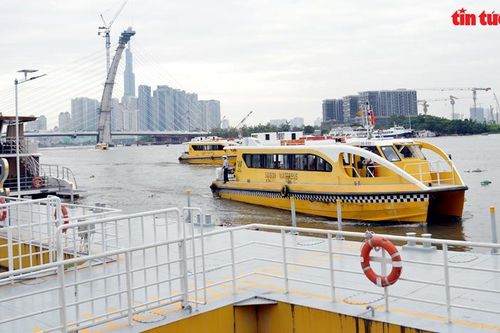 Trải nghiệm chuyến buýt sông buổi tối đầu tiên ở TP Hồ Chí Minh