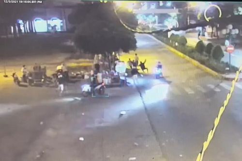 Clip: Đang ngồi uống nước bên đường, nam thanh niên bất ngờ bị nhóm người lao đến chém tới tấp