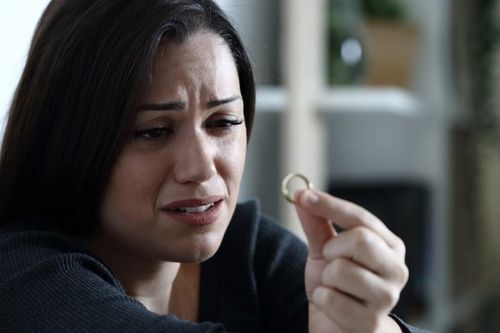 Cô gái được bạn trai cầu hôn bằng nhẫn kim cương nhưng 'méo mặt' khi biết sự thật