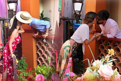 Con hẻm kỳ lạ, nơi các cặp đôi xếp hàng để đến lượt... hôn
