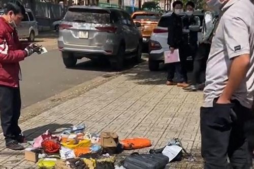 Clip: Nam shipper thất thần trước giỏ hàng bị tàn thuốc lá thiêu rụi và hành động đẹp của người đi đường