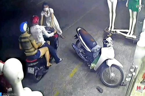 Clip: Cặp đôi chở theo trẻ nhỏ đi trộm cắp bất chấp nguy hiểm gây bức xúc