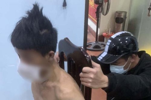 Nghĩ có người đuổi giết mình, thanh niên lên tầng cao chung cư leo trèo, ném gạch khắp nơi