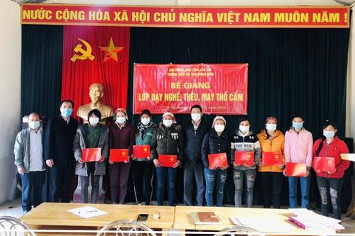 30 phụ nữ xã Y Tý được học nghề thêu, may thổ cẩm