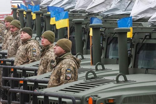 Giữa lúc căng thẳng với Nga, Ukraine khoe vũ khí Mỹ