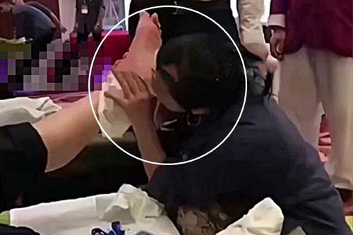Dân mạng hết hồn xem nữ nhân viên dùng răng massage chân cho khách