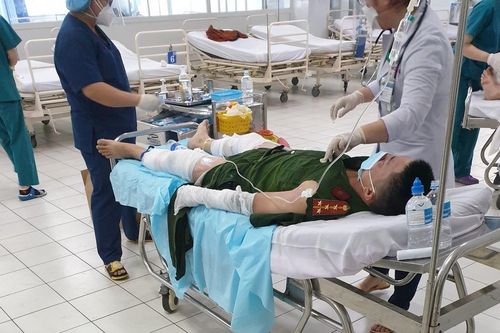 4 chiến sĩ công an ở TP.HCM bị ném bom xăng phải đi cấp cứu: Thông tin mới nhất