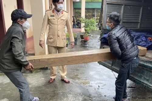 Thừa Thiên Huế: Bị mật phục vây ráp, lâm tặc bỏ gỗ tẩu thoát vào rừng