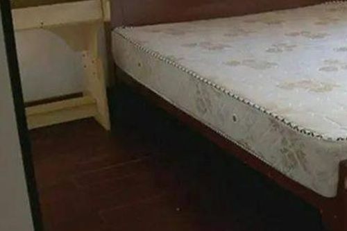 Mẹ chồng đi vào nhà con dâu, bắt gặp thứ ở dưới gầm giường khiến bà không tin nổi ở mắt mình