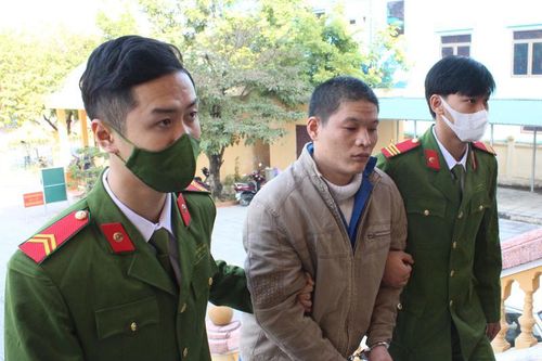 Dùng cào cỏ bổ trúng đầu hàng xóm tử vong