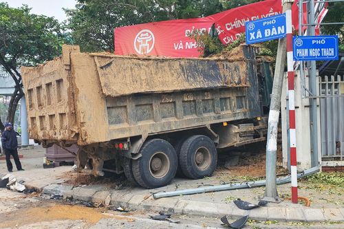 Xe tải húc đổ tường trường học ở Hà Nội