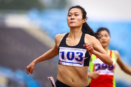 Tú Chinh không có đối thủ trên đường chạy 100 m