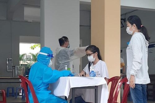 TP Hồ Chí Minh: Gần 80% phụ huynh đồng ý cho học sinh khối lớp 9, 12 đi học trở lại
