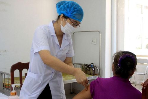 Thái Bình tiêm cấp tốc mũi 2 cho lực lượng tuyến đầu, người lao động