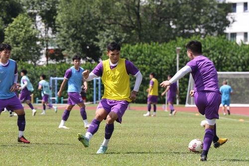 Lý Công Hoàng Anh hội quân cùng đội tuyển tại Singapore