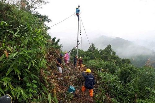 Khắc phục sự cố lưới điện ở Trà Bồng, Ba Tơ