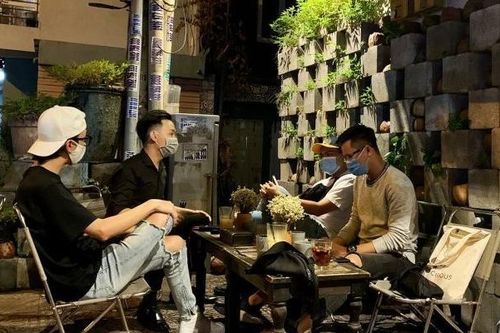 Đi uống cà phê dù đang phải cách ly, người đàn ông bị phạt 7,5 triệu đồng