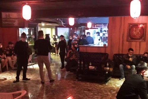 Hoạt động karaoke tại Hà Nội phức tạp, lực lượng chức năng vất vả để xử lý