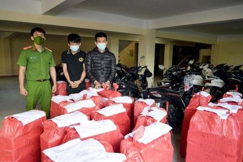 Bắt giữ 2 đối tượng vận chuyển gần 9 tạ pháo lậu