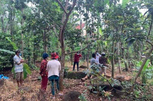 Bắt giữ nghi can đốt và ôm thi thể cô gái chết cháy trốn nhiều giờ dưới giếng