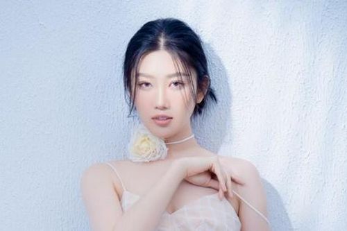 Thúy Ngân tung bộ ảnh 'profile' đẹp mê hồn