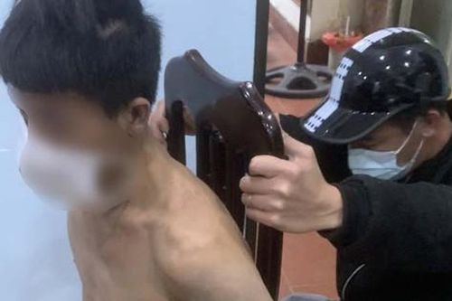 Khống chế nam thanh niên nửa đêm leo trên tầng cao ở Hà Nội lấy gạch ném xuống