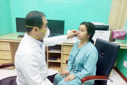 Nâng mũi 4 năm vẫn bị nhiễm trùng … thủng mũi
