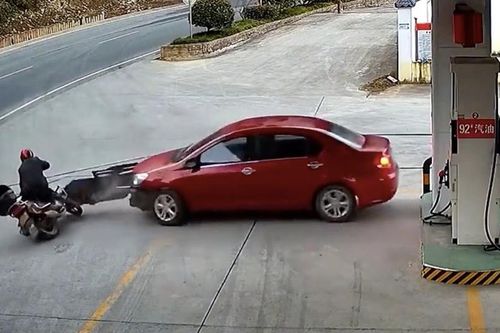 Ô tô con drift khó hiểu trước trạm xăng, 'bung mõm' sau khi va vào xe máy
