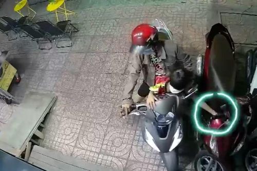 Mẹ nghiêng xe cho con gái nhỏ ăn cắp như chuyên nghiệp