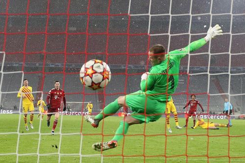 Barca văng khỏi Cúp C1: Thua để đừng ảo tưởng