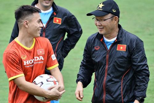 Tiền vệ tuyển Việt Nam đăng ký kết hôn trước ngày sang Singapore