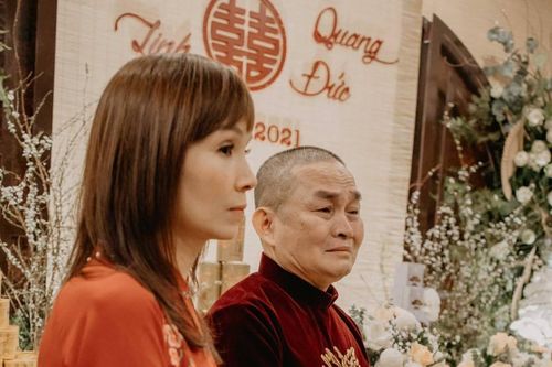 Xuân Hinh khóc trong lễ ăn hỏi con gái