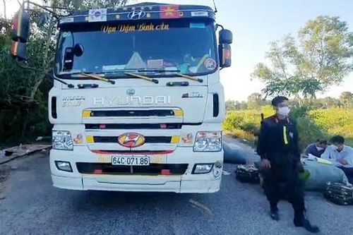 An Giang: Bắt vụ vận chuyển 2.800 lít cồn và hàng hóa không rõ nguồn gốc