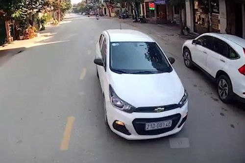 Clip: Ô tô con bất ngờ lao sang làn đường ngược chiều đối đầu trực diện xe khách